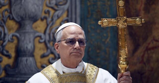 Yeni Papa LGBT bayrağına məhəl qoymadı, hətta ÜZÜNÜ ÇEVİRDİ – VİDEO