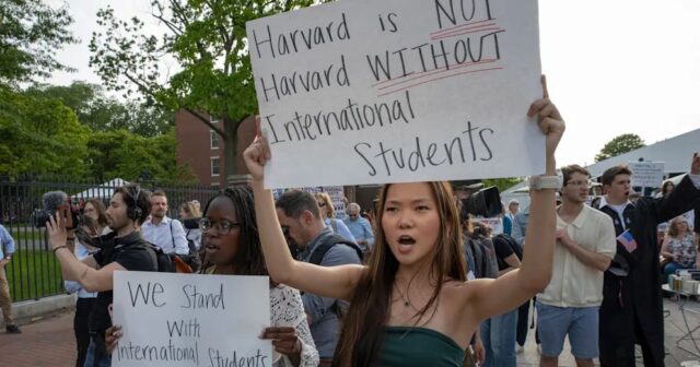 Ağ Ev Harvardda əcnəbi tələbələrə qoyulan qadağanı LƏĞV ETDİ