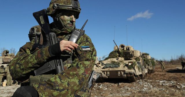 Estoniyadakı NATO əsgərləri Rusiyanın hücumuna qarşı MƏŞQ EDİR – FOTO