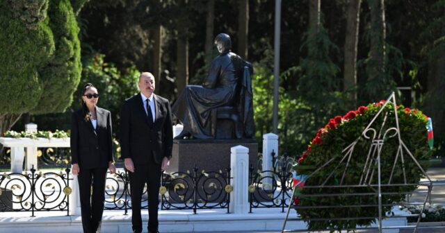 İlham Əliyev və Mehriban Əliyeva Fəxri xiyabanda Ulu Öndər Heydər Əliyevin məzarını ziyarət ediblər