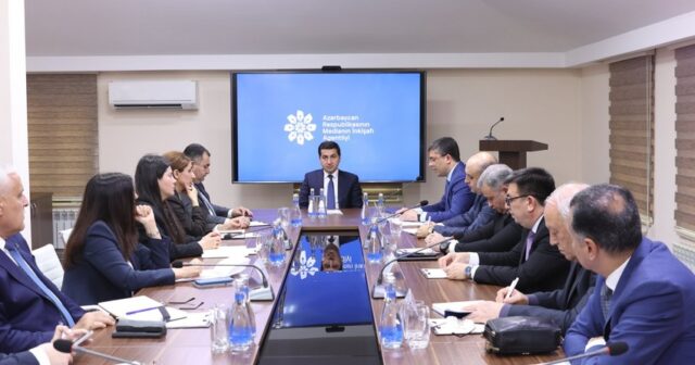 Hikmət Hacıyev Medianın İnkişafı Agentliyində media subyektlərinin rəhbərləri ilə görüşüb