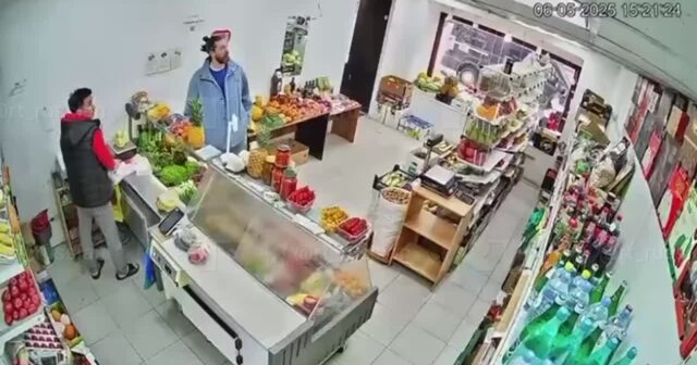 Şəhərin mərkəzindəki ərzaq mağazasının tavanı düz insanların başına UÇDU – VİDEO