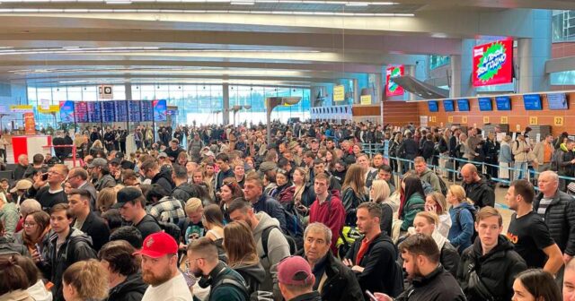 Rusiya hava limanlarında XAOS: Onlarla təyyarə havaya qalxmaq üçün NÖVBƏ GÖZLƏYİR – FOTO/VİDEO