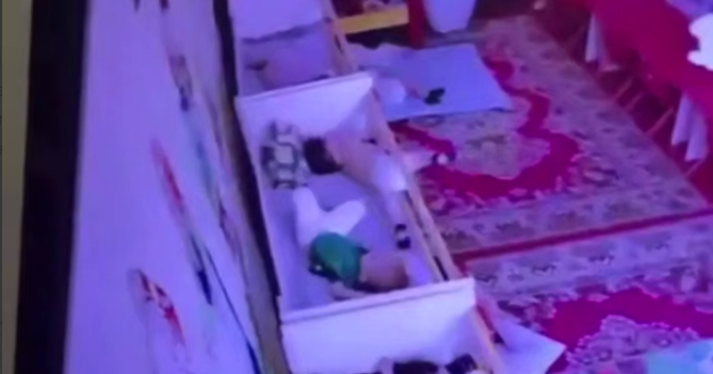 Dəhşətli GÖRÜNTÜLƏR: 2 yaşlı uşaq bağçada çarpayıya ilişərək BOĞULDU – VİDEO