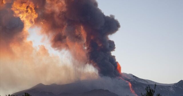 Siciliya adasında Etna vulkanı PÜSKÜRDÜ – VİDEO