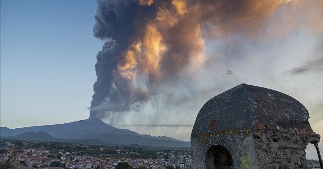 Siciliya adasında Etna vulkanı PÜSKÜRDÜ – VİDEO