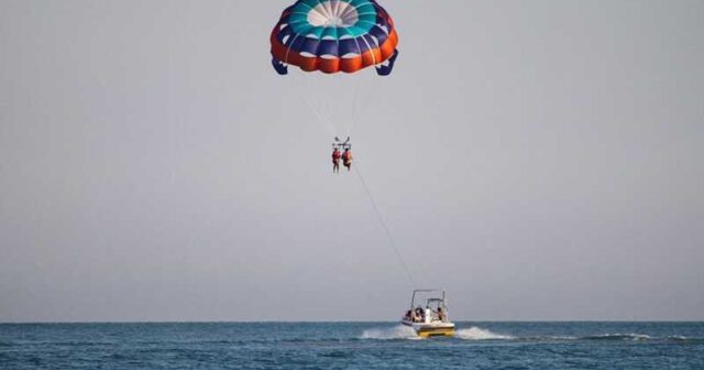 Dənizin üzərində paraşütlə uçan turist HUŞUNU İTİRDİ – VİDEO