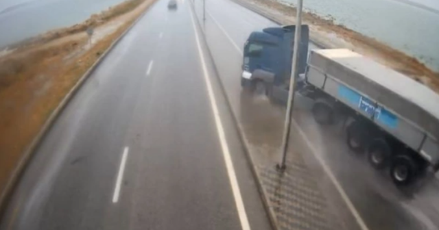 Bakıda minik və yük avtomobilləri toqquşub, 3 nəfər ölüb, 1 nəfər xəsarət alıb – video