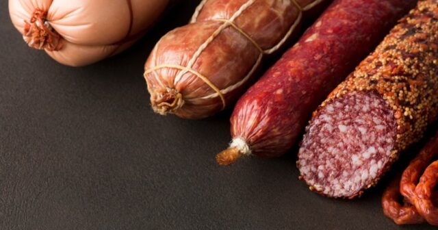 Metal parçaları olan kolbasa məktəbli qızı XƏSTƏXANALIQ ETDİ – FOTO