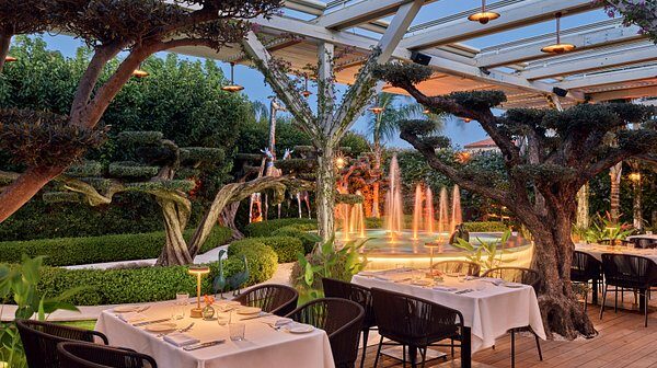 Hicablı qadın rezervasiya etdiyi restorana BURAXILMADI – FOTO