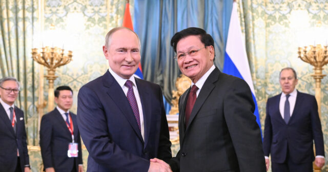 Laos prezidenti Putinə iki fil HƏDİYYƏ ETDİ – VİDEO