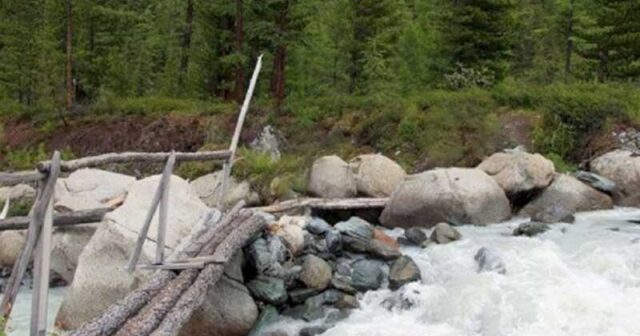 Rusiyada dağ çayı iki turisti APARDI – FOTO