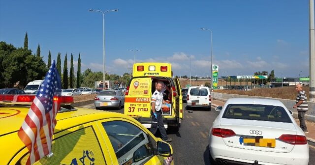 İsraildə TERROR AKTI: Avtomobil avtobus dayanacağına ÇIRPILDI