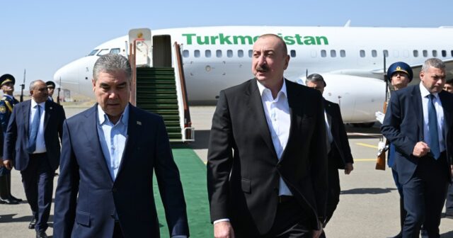 Qurbanqulu Berdiməhəmmədov Füzuli rayonuna gəlib, Prezident İlham Əliyev qarşılayıb