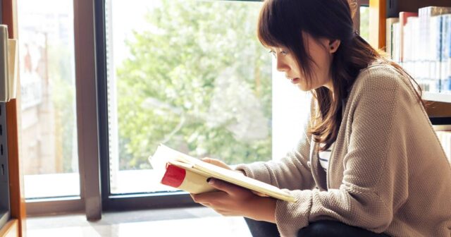 Əcnəbi ilə münasibətinə görə tələbə qız universitetdən QOVULDU