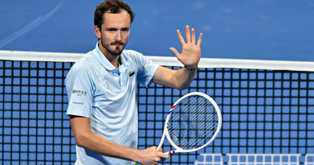 Tanınmış tennisçi US Open-də məğlubiyyətdən sonra raketkasını SINDIRDI – VİDEO