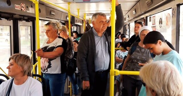 Avtobusda yaşlı qadın ona yer verməyən uşağın barmağını SINDIRDI