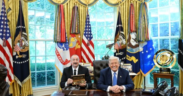 Donald Tramp Ağ Evin rəmzi açarını Prezident İlham Əliyevə təqdim edib