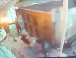 Sürücü yük maşını ilə iki dəfə insanları əzməyə CƏHD ETDİ – VİDEO