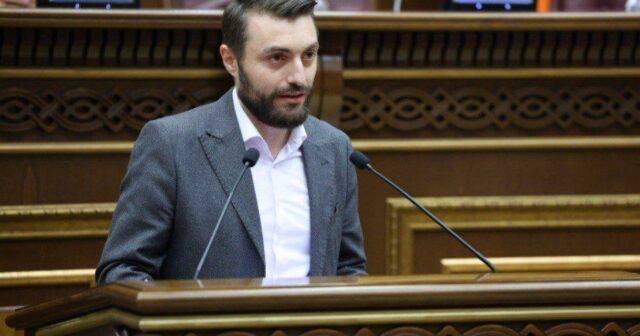 Daha bir erməni deputat mandatından İMTİNA ETDİ