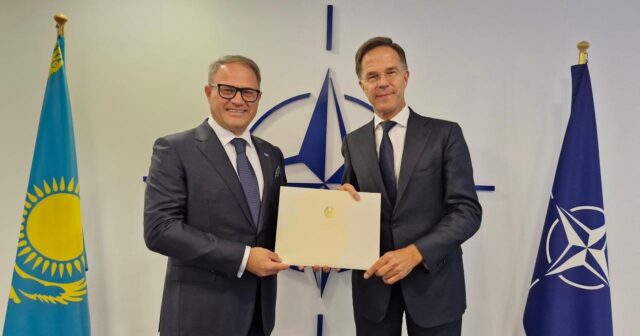 Qazaxıstanın Aİ və NATO yanında missiyasının rəhbəri etimadnaməsini Rutteyə TƏQDİM ETDİ