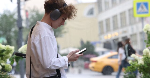 Piyada keçidində telefonla və qulaqlıqla keçənlər ÇƏRİMƏLƏNƏCƏK