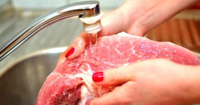 Ətin kran altında yuyulması bakteriyaların yayılmasına səbəb olur – Mütəxəssislər