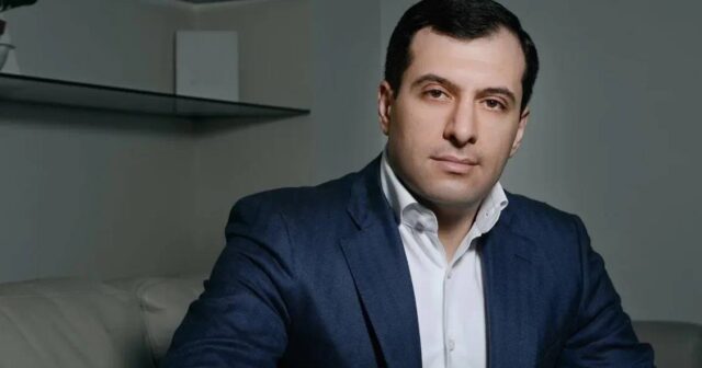 Erməni məmur siqaret bəhanəsi ilə məhkəmədən QAÇDI