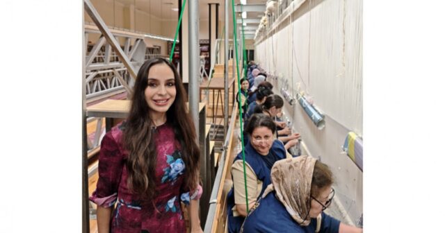 Leyla Əliyeva dünya xalçaçılıq tarixinin Şuşa məscidi üçün toxunan ən böyük dairəvi xalçası ilə tanış olub Leyla Əliyeva dünya xalçaçılıq tarixinin Şuşa məscidi üçün toxunan ən böyük dairəvi xalçası ilə tanış olub