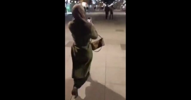Saratovda yeniyetmə hicablı qadına bıçaqla HÜCUM ETDİ – VİDEO Saratovda yeniyetmə hicablı qadına bıçaqla HÜCUM ETDİ – VİDEO