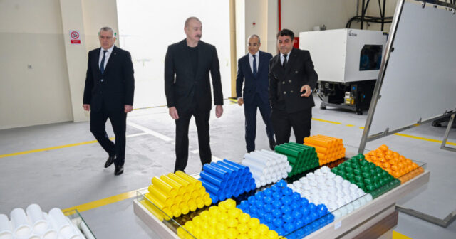 Prezident İlham Əliyev Sabirabadda su filtrlərinin istehsalı müəssisəsinin fəaliyyəti ilə tanış olub Prezident İlham Əliyev Sabirabadda su filtrlərinin istehsalı müəssisəsinin fəaliyyəti ilə tanış olub