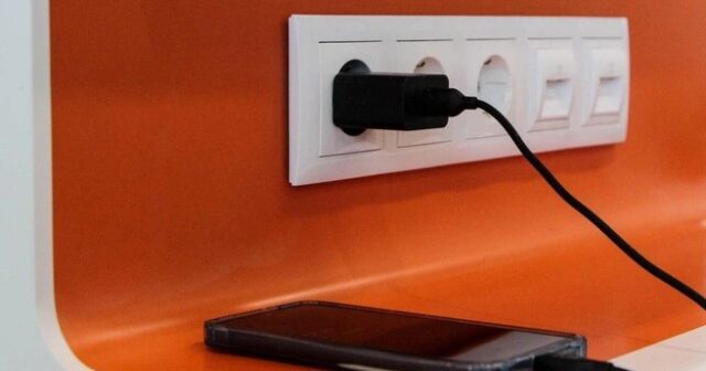 Məktəbli telefonla danışarkən cərəyan vurmasından ÖLDÜ – FOTO