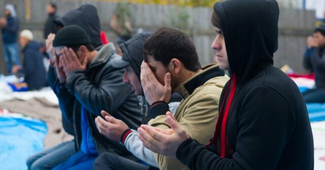 Rusiyada rus icması ilə müsəlman arasında TOQQUŞMA: “Burada namaz qılmaq olmaz” – VİDEO