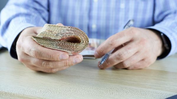 Hüquq fakültəsinin tələbəsi rüşvətə görə 11 min manat CƏRİMƏLƏNDİ