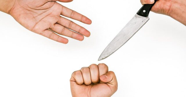 Dostlar “Daş, Qayçı, Kağız” OYNADI – Uduzan ÖLDÜRÜLDÜ Dostlar “Daş, Qayçı, Kağız” OYNADI – Uduzan ÖLDÜRÜLDÜ