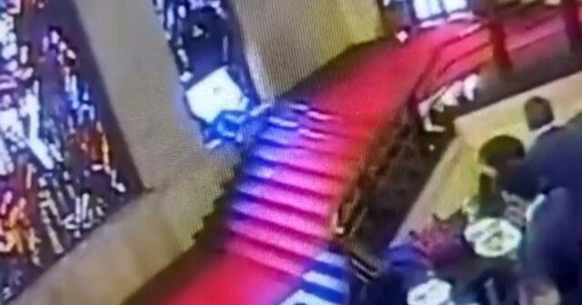 Muzeydə İNSİDENT: Məmur 100 illik vitrajı MƏHV ETDİ – VİDEO