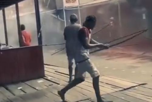 Ox və nizə ilə SİLAHLI TOQQUŞMA – Yaralananlar var – VİDEO