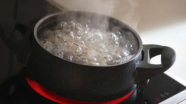 Valideyn SƏHLƏNKARLIĞI: 7 aylıq körpə ananın qucağından qaynar şorba qazanına DÜŞDÜ