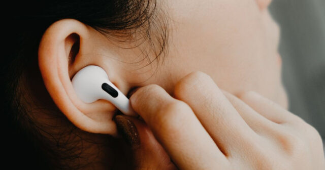 Yalnız bir qulaqlıqdan istifadə eşitmə itkisinə səbəb OLA BİLƏR – FOTO