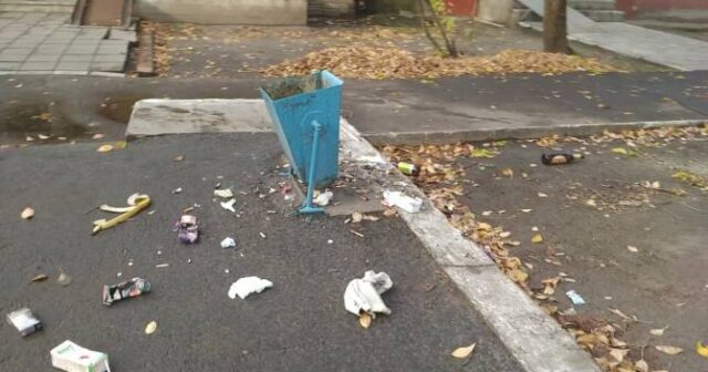 Zibilləri küçəyə atan qadın qeyri-adi üsulla CƏZALANDIRILDI – VİDEO