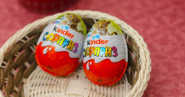 Kinder-də ŞOK “SÜRPRİZ”: Yumurtadan QURD ÇIXDI – VİDEO