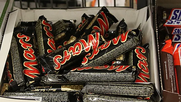 Məktəbdə ŞOK HADİSƏ: Uşaqlara paylanan “Mars” şokoladından İYNƏ ÇIXDI – FOTOLAR