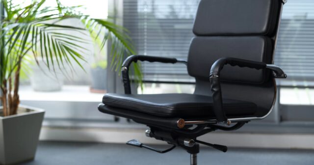 Bir stula görə məmura CİNAYƏT İŞİ AÇILDI – Biznesmen AXTARIŞA VERİLDİ – FOTO Bir stula görə məmura CİNAYƏT İŞİ AÇILDI – Biznesmen AXTARIŞA VERİLDİ – FOTO