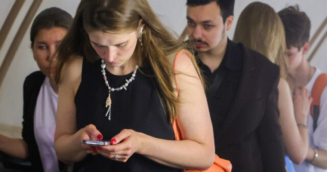 Başqasının telefonuna gizlicə baxanları 4 ilə qədər HƏBS GÖZLƏYİR