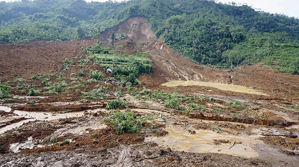 İndoneziyada baş verən dəhşətli sürüşmənin görüntüləri YAYILDI – VİDEO 