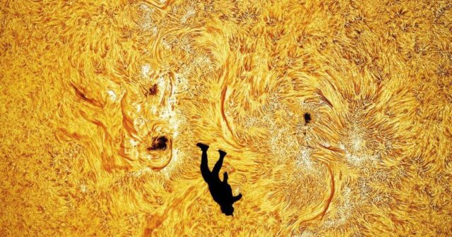 Günəş fonunda insanın göydən düşməsi kadrları YAYILDI – FOTO