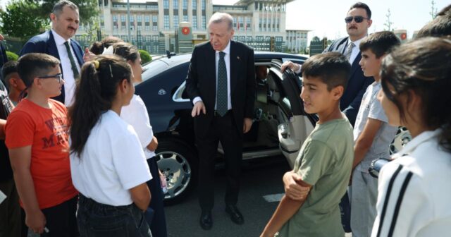 Ərdoğanın kortejini qarşılayan uşaqlar SÜRPRİZLƏ ÜZLƏŞDİ – VİDEO