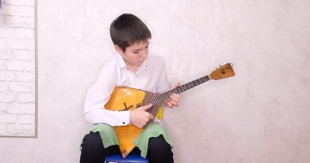 Musiqi müəllimi şagirdləri boğaraq “eksperiment” APARDI – VİDEO