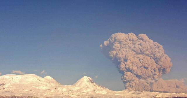 Kamçatkada TƏHLÜKƏ: Vulkan 11 km hündürlüyə KÜL PÜSKÜRDÜ – VİDEO
