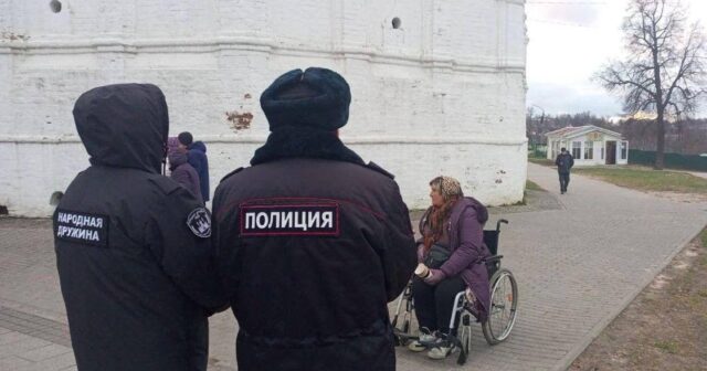 Kilsə yaxınlığında “MÖCÜZƏ” – Əlil arabasında dilənən qadın polisləri görüb AYAĞA QALXDI – FOTO